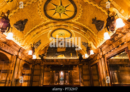 England, London, London, Die Black Friar Pub, Innenansicht mit Henry Poole's Art Nouveau Reliefs Stockfoto