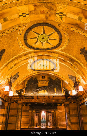 England, London, London, Die Black Friar Pub, Innenansicht mit Henry Poole's Art Nouveau Reliefs Stockfoto