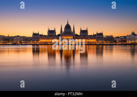 Sonnenaufgang am Parlamentsgebäude in Budapest, Ungarn Stockfoto