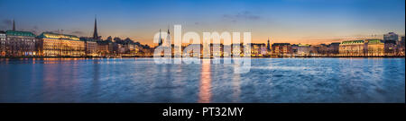 Deutschland, Skyline von Hamburg an der Alster mit Weihnachtsschmuck Stockfoto