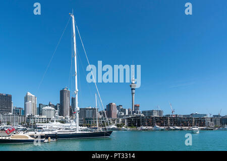 Segelboot in Viaduct Basin und Auckland CBD im Hintergrund, Auckland City, Region Auckland, Nordinsel, Neuseeland, Stockfoto