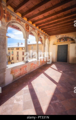 Kreuzgang im Rathaus von Clusone, Val Seriana, Provinz Bergamo, Lombardei, Italien, Stockfoto