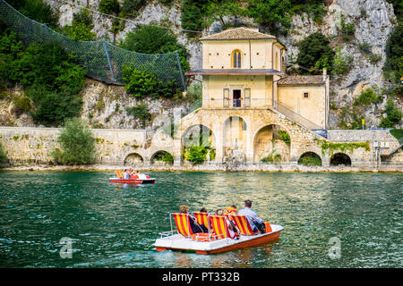 Scanno See, Scanno, Abruzzen, Italien, Europa, Touristen auf ein Tretboot in der Nähe der kleinen Kirche Madonna del Lago, Stockfoto