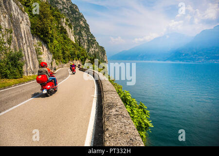 Malerische Straße SS45 an der Westküste des Gardasees in der Nähe von Tremosine, Provinz Brescia, Lombardei, Italien Stockfoto