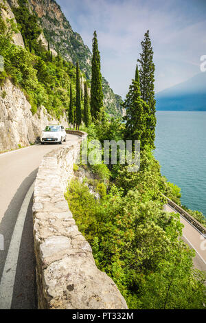 Malerische Straße SS45 an der Westküste des Gardasees in der Nähe von Tremosine, Provinz Brescia, Lombardei, Italien Stockfoto