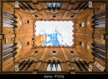 Siena, Toskana, Italien, Klassische Ansicht des Palazzo Pubblico mit del Mangia Turm, Stockfoto