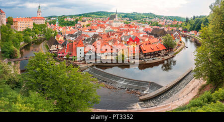 Panoramablick von Cesky Krumlov durch die Moldau überquert, Südböhmen, Tschechische Republik, Europa Stockfoto