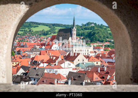 Cesky Krumlov, Südböhmen, Tschechische Republik, Europa, Blick auf die Stadt von einem vindow im Krumauer Schloss Stockfoto
