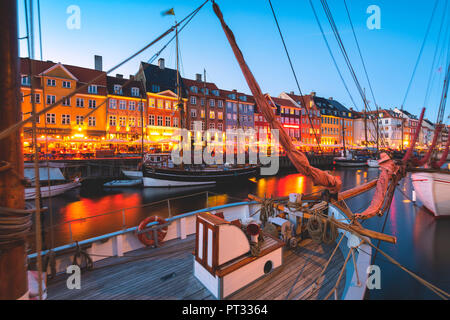 Blaue Stunde in Nyhavn, Kopenhagen, Hovedstaden, Dänemark, Nordeuropa, Stockfoto