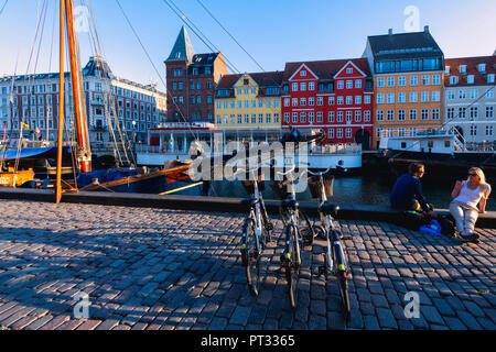 Touristische und Fahrrad in Nyhavn, Kopenhagen, Hovedstaden, Dänemark, Nordeuropa, Stockfoto