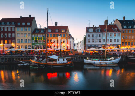 Blaue Stunde in Nyhavn, Kopenhagen, Hovedstaden, Dänemark, Nordeuropa, Stockfoto