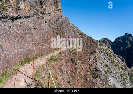 Wanderer Wandern auf den Spuren von Pico Ruivo zu Pico do Areeiro, Funchal, Madeira, Portugal, Stockfoto