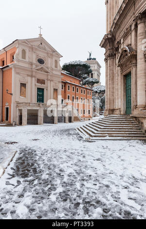 Die Kirche San Giuseppe dei Falegnami und Kirche Santi Luca e Martina Nach dem grossen Schneefall von Rom in Europa 2018, Italien, Latium, Provinz Rom, Rom Stockfoto