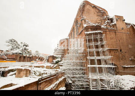 Die Basilika von Maxentius durch Schnee Nach dem grossen Schneefall von Rom in Europa 2018, Italien, Latium, Provinz Rom, Rom abgedeckt Stockfoto