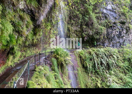 Zwei Wanderer auf dem Weg zu einem Wasserfall in Levada do Rei, Sao Jorge, Santana Gemeinde, Region Madeira, Portugal, Stockfoto