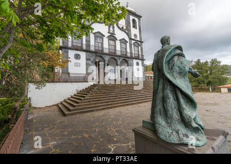 Die Statue von Kaiser Karl I. von Österreich und die Kirche Nossa Senhora do Monte, Funchal, Madeira, Portugal, Stockfoto