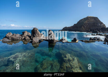 Natürliche Pools mit Mole Inselchen im Hintergrund, Porto Moniz, Madeira, Portugal, Stockfoto