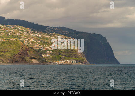 Die Stadt Ribeira Brava Schuß von Ponta de Sol, Madeira, Portugal, Stockfoto