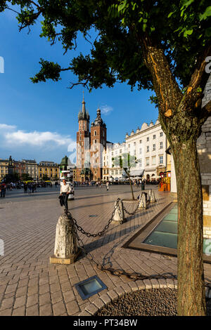 Europa, Polen, Kleinpolen, Krakau/Krakow, die Tuchhallen, Hauptplatz und die Basilika St. Maria Stockfoto