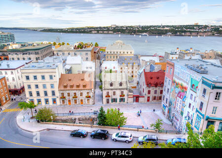 QUEBEC CITY, Kanada - 21.August 2012: Luftaufnahme des Place Royal Blick auf den Parc de la Cetiere am Alten Quebec Quebec City mit dem berühmten Fresko Wandbild (Fresque Stockfoto