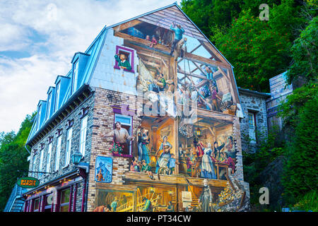 Altstadt von Quebec, Kanada - 21 Aug, 2012: Berühmte trompe-l'oeil-Wandgemälde in der unteren Stadt des Alten Quebec Stadt bekannt als Fresque du Petit-Champlain. Es zeigt mil Stockfoto