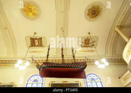 QUEBEC CITY, Kanada - 21 Aug, 2012: eine Replik des historischen Schiffes Brézé suspendiert von der Decke der berühmten Notre-Dame-des-Victoires (Unsere Dame Stockfoto