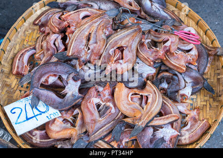 Sun getrocknete Fische im runden Bambus Fach in einem neuen Markt verkauft wird Stockfoto