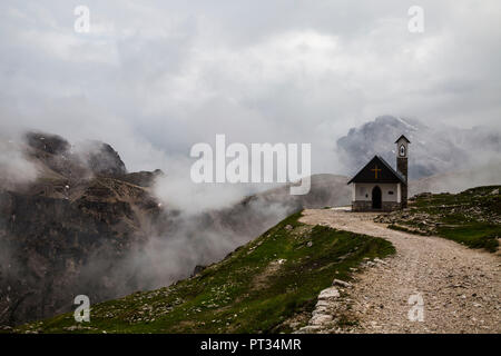 Europa, Italien, Alpen, Dolomiten, Berge, Belluno, Sextner Dolomiten - Cappella degli Alpini Stockfoto