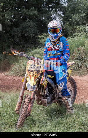 Portrait von motocross Kerl auf Motorrad in Outfit, Motocross, in Willich in der Nähe von Düsseldorf, Deutschland, Stockfoto