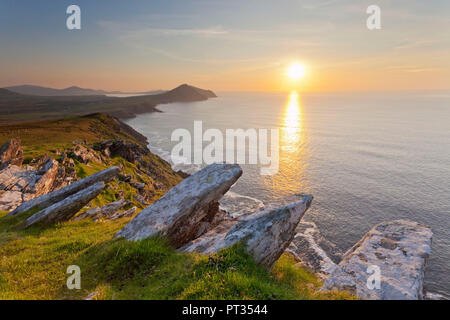 Blick von hohen Klippen mit Blick auf die Küstenlinie der Halbinsel Dingle bei Sonnenuntergang, von der westlichen Trail bis zu Mount Brandon, nördlichen Teil der Halbinsel Dingle, West Irland Stockfoto