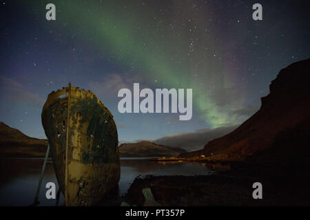 Nordlichter über die Bucht von Djupavik mit Schiffswrack Stockfoto