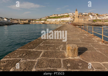 Porthleven Strand an der Lizard Halbinsel, Cornwall, England. Stockfoto