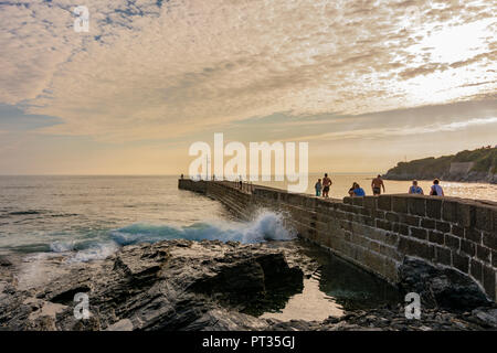 Porthleven pier, Porthleven auf der Lizard Halbinsel, Cornwall, England. Stockfoto