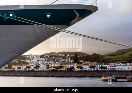 Kreuzfahrtschiff MS Albatros vor Horta Stockfoto