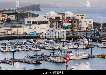 Blick auf die Stadt mit Jachthafen von Ponta Delgada auf der Azoren Insel São Miguel Stockfoto