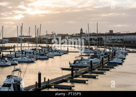 Blick auf die Stadt mit Jachthafen von Ponta Delgada auf der Azoren Insel São Miguel Stockfoto