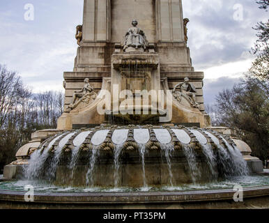 Alte Brunnen in Spanien Square (Plaza de España) in Madrid, Spanien, Europa. Detail der nord-östlichen Seite der Cervantes Denkmal Stockfoto