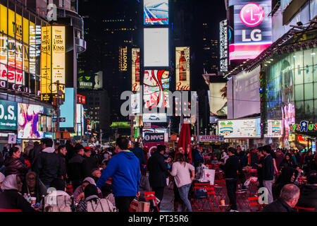 Times Square bei Nacht von New York in den USA Stockfoto