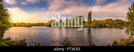 Panoramablick auf Pfeil Valley Lake in Redditch, Worcestershire, Großbritannien Stockfoto