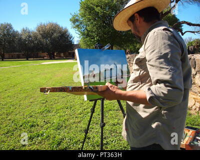 Maler in warmen Texas Sonne auf einer Mission in der Nähe von San Antonio. Stockfoto