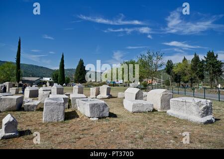 Stećci, alte megalithische Grabsteine an Radimlja alten Nekropole bei Vidovo Polje in der Nähe von Stolac, Bosnien und Herzegowina Stockfoto