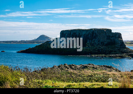 Rock bezeichnet das Schloss und Berwick Gesetz von fidra Insel, Firth-of-Forth, East Lothian, Schottland, UK gesehen mit blauem Himmel Stockfoto