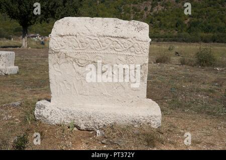 Stećci, alte megalithische Grabsteine an Radimlja alten Nekropole bei Vidovo Polje in der Nähe von Stolac, Bosnien und Herzegowina Stockfoto