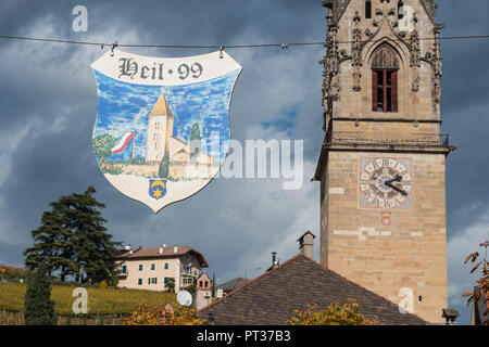 Blick auf die Pfarrkirche St. Julitta und St. Quirikus und Guild unterzeichnen, Tramin, Südtiroler Weinstraße, Südtirol, Italien Stockfoto