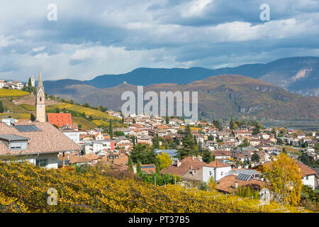 Blick auf Tramin mit Pfarrkirche St. Julitta und St. Quirikus, Südtiroler Weinstraße, Südtirol, Italien Stockfoto