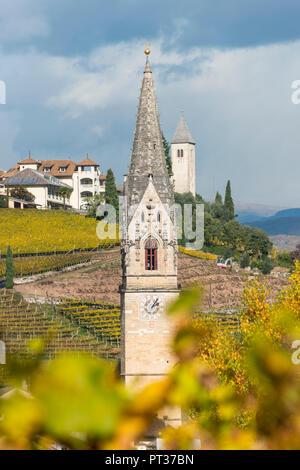 Blick auf die Pfarrkirche St. Julitta und St. Quirikus und Turm St. Jakob, Tramin, Südtiroler Weinstraße, Südtirol, Italien Stockfoto