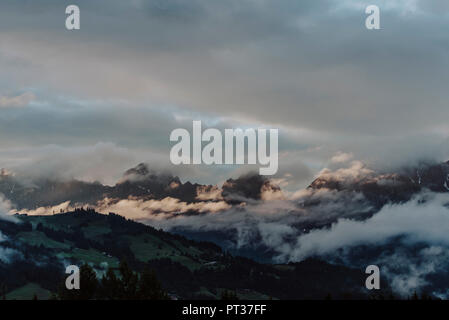 Kitzbüheler Alpen in der Abendsonne mit vielen Wolken Stockfoto