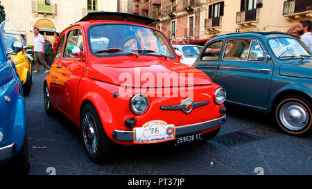 Sizilien, Catania, Altstadt, Fiat 500 Treffen, leuchtend roten Fiat 500 Stockfoto