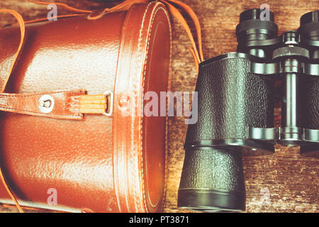 Fernglas und alte Leder Tasche lag auf einem Tisch Stockfoto