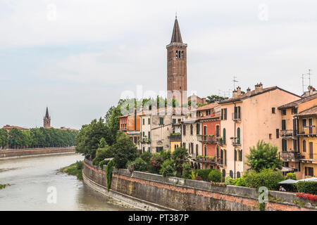 Blick auf die Altstadt von der Römischen Brücke Ponta Pietra, Etsch, Verona, Venetien, Italien, Europa Stockfoto